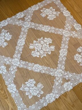 VTG Square White Floral Lace Tablecloth